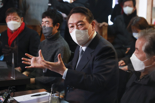 윤석열 국민의힘 대선 후보가 2일 오후 서울 종로구 한 음식점에서 열린 코로나19 자영업 피해 현장 간담회에서 발언하고 있다. 연합뉴스